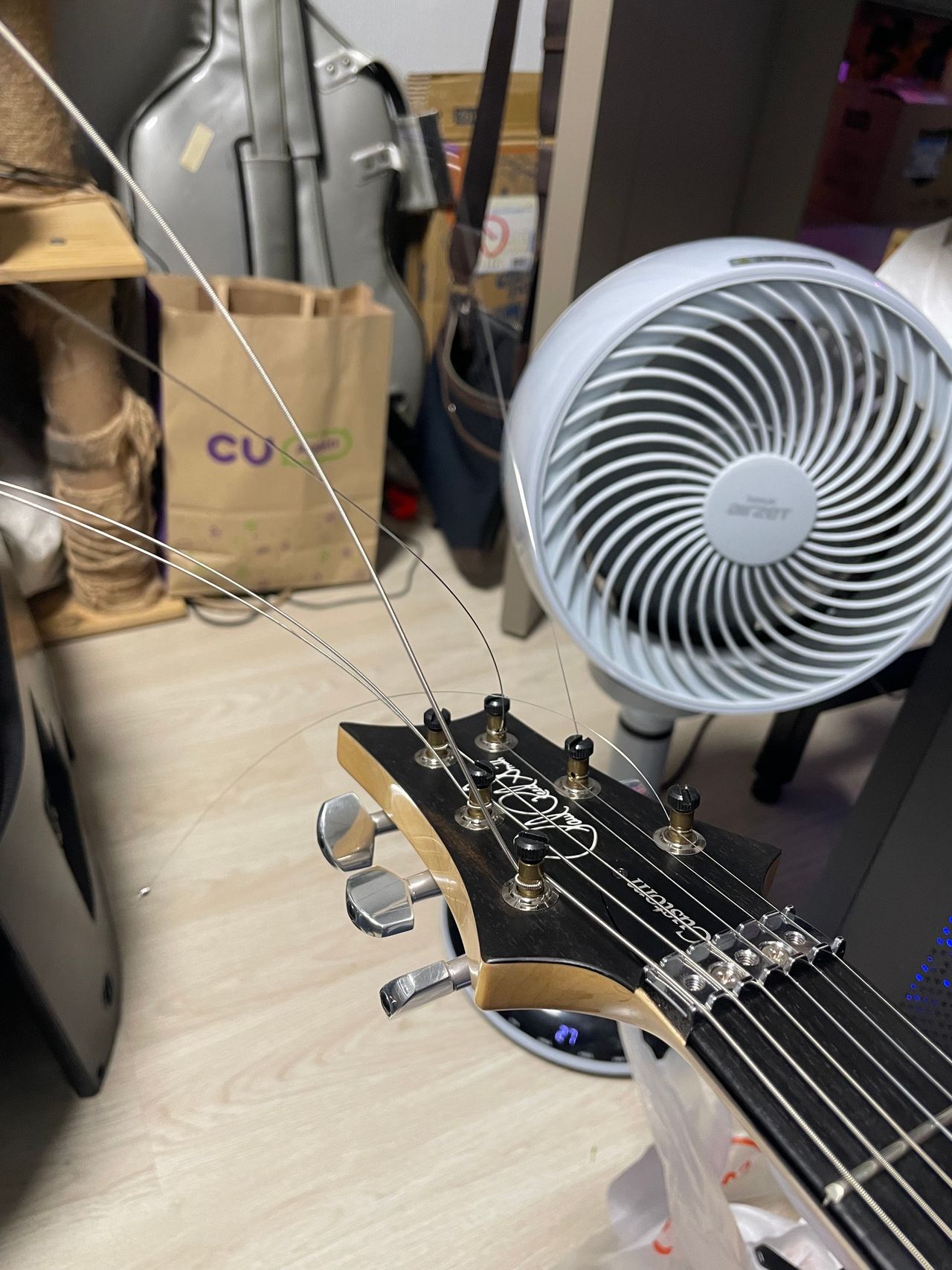 꿀팁]이것만 알면 니퍼 없이 깔끔하게 기타줄을 자를 수 있다 - 기타 채널